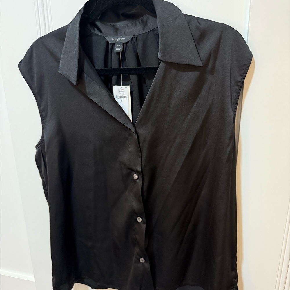 NWT banana republic silky Black Sleeveless Blouse